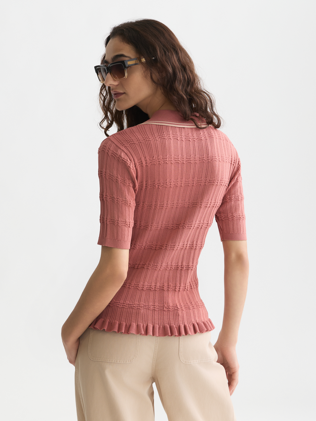 كنزة صوف بقصّة محدّدة بحياكة متموجة