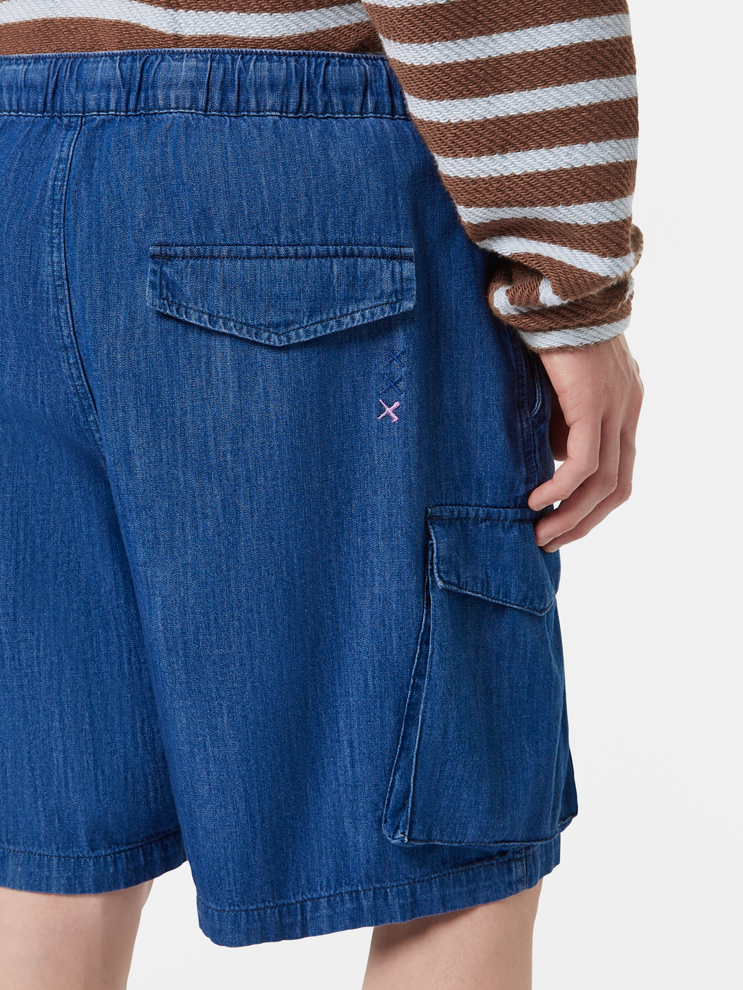 Lightweight sporty denim beach short with cargo pockets