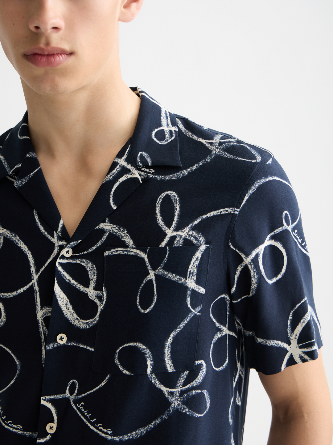 Printed short-sleeved viscose shirt