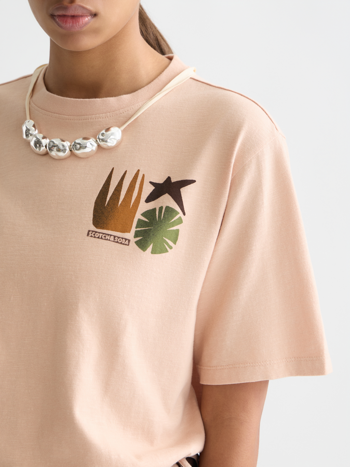 تي شيرت بقصة واسعة وبرسم فني يزين الجزء الأمامي والظهر